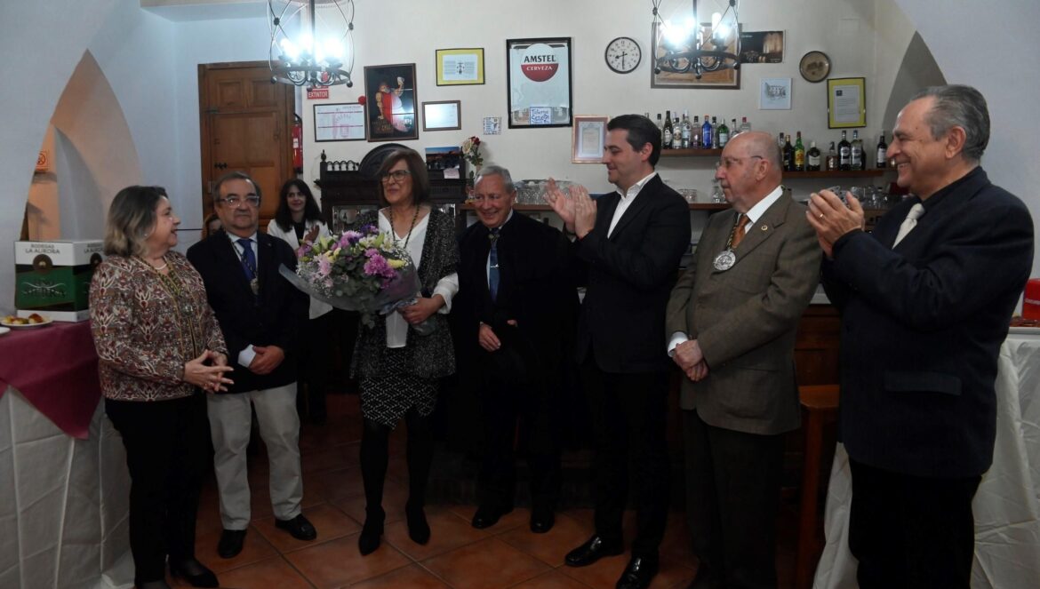 Antonia Cots, con un ramo de flores. / Juan Ayala