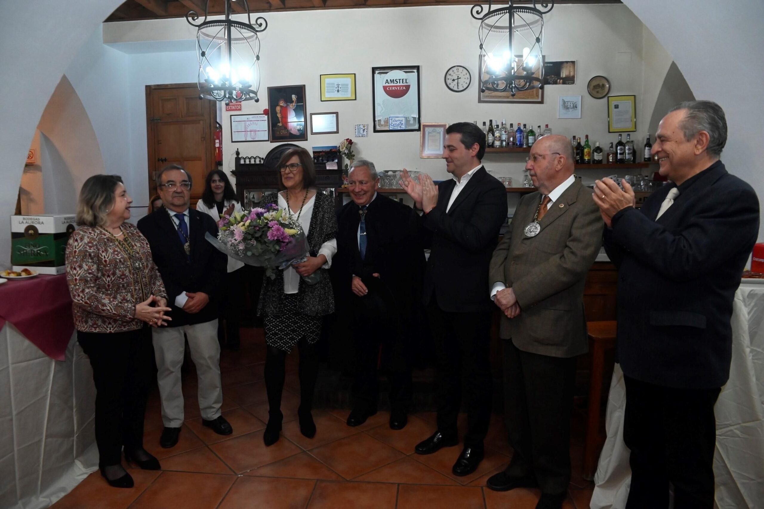 Antonia Cots, con un ramo de flores. / Juan Ayala