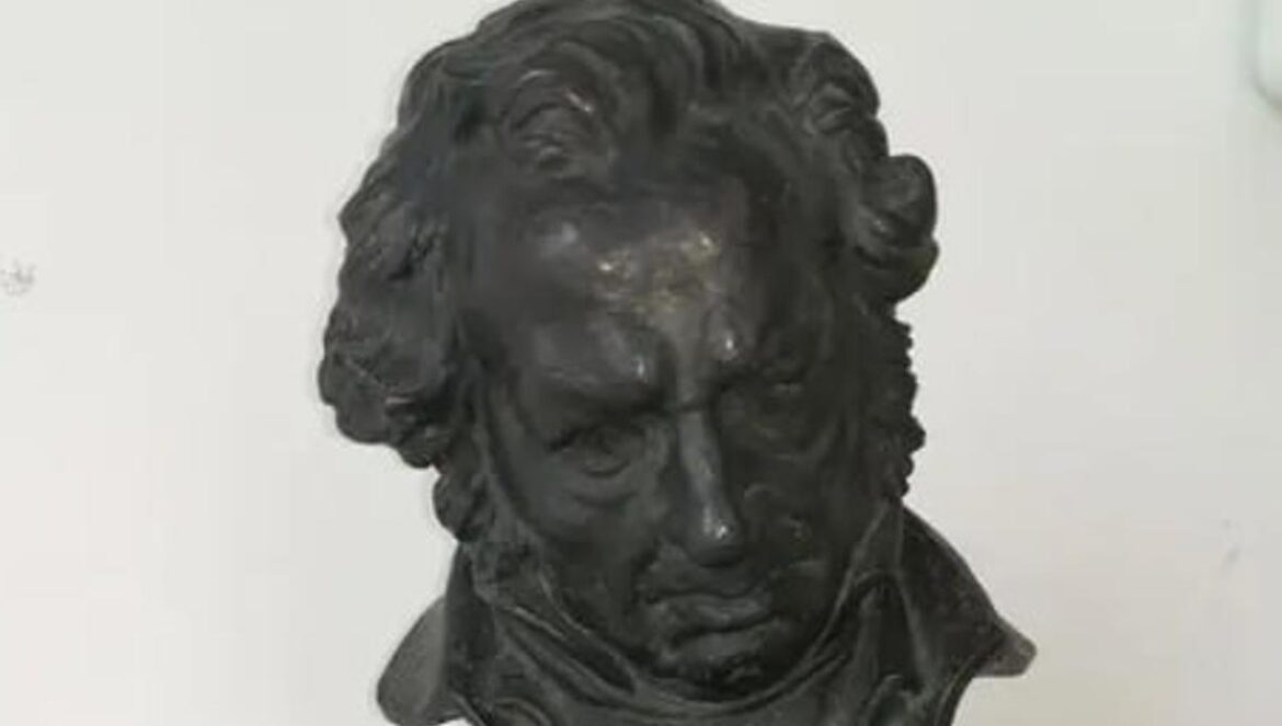 Imagen del Premio Goya a la venta en Wallapop. Imagen de la inscripción del Premio Goya a la venta en Wallapop.