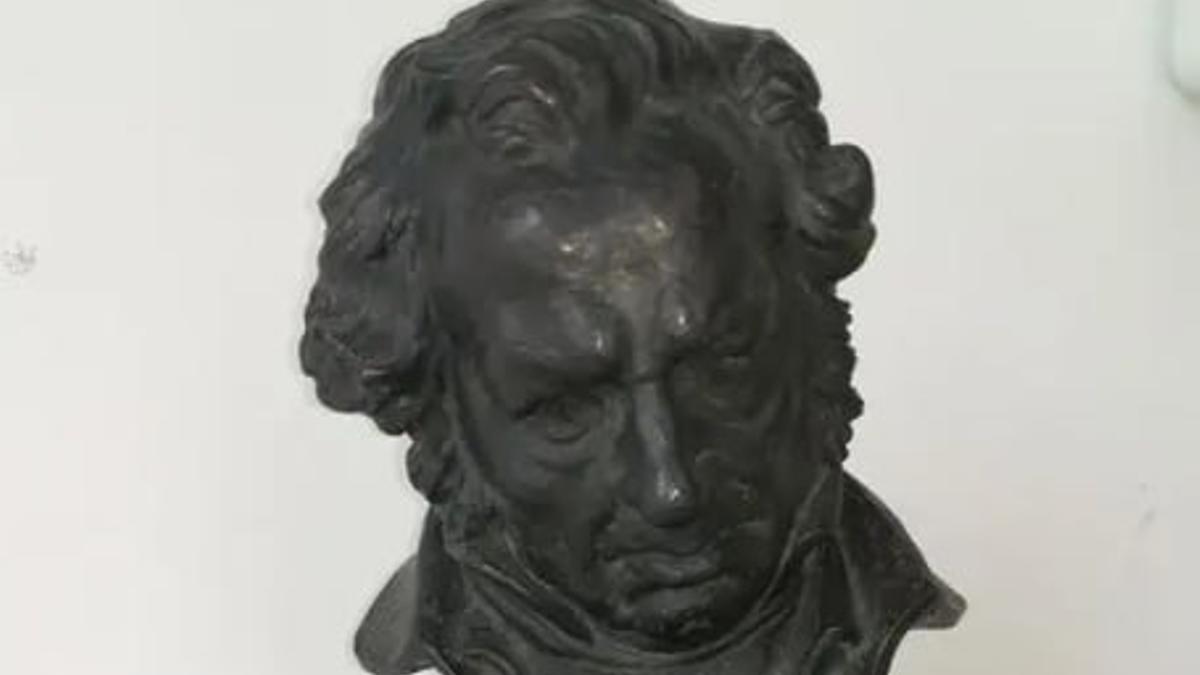 Imagen del Premio Goya a la venta en Wallapop. Imagen de la inscripción del Premio Goya a la venta en Wallapop.