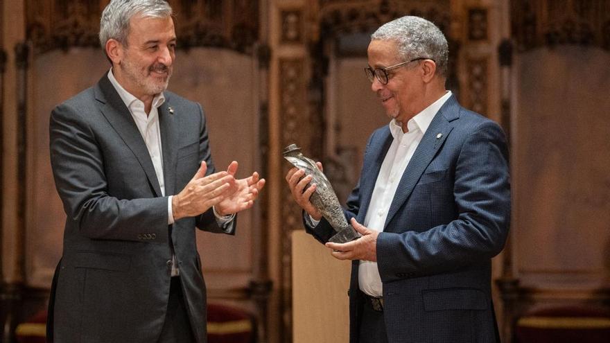 El alcalde de Barcelona, Jaume Collboni, entrega a Khadra el premio Carvalho / Marc Asensio