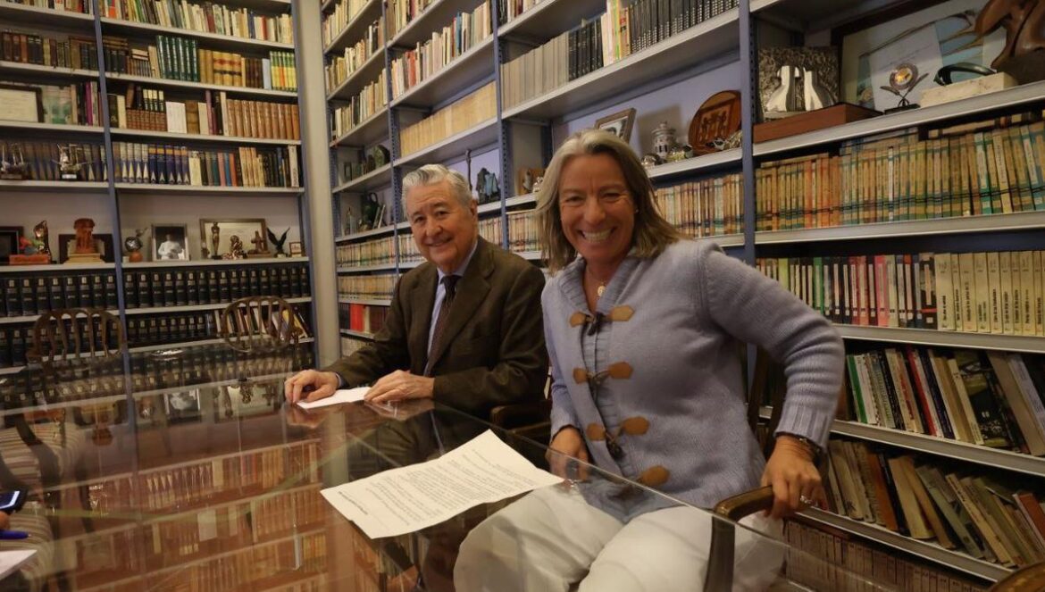 El presidente de la Fundación Gala, Francisco Moreno, y la delegada de Cultural del Ayuntamiento, Isabel Albás.