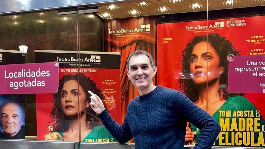 Juan Carlos Rubio señala el anuncio de entradas agotadas para la representación de su obra en el Teatro Góngora. / JOSÉ ANTONIO AGUILAR