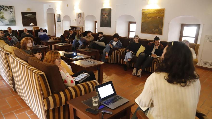 Sesión de fecundación cruzada con los residentes de la Fundación Antonio Gala. / A. J. GONZÁLEZ