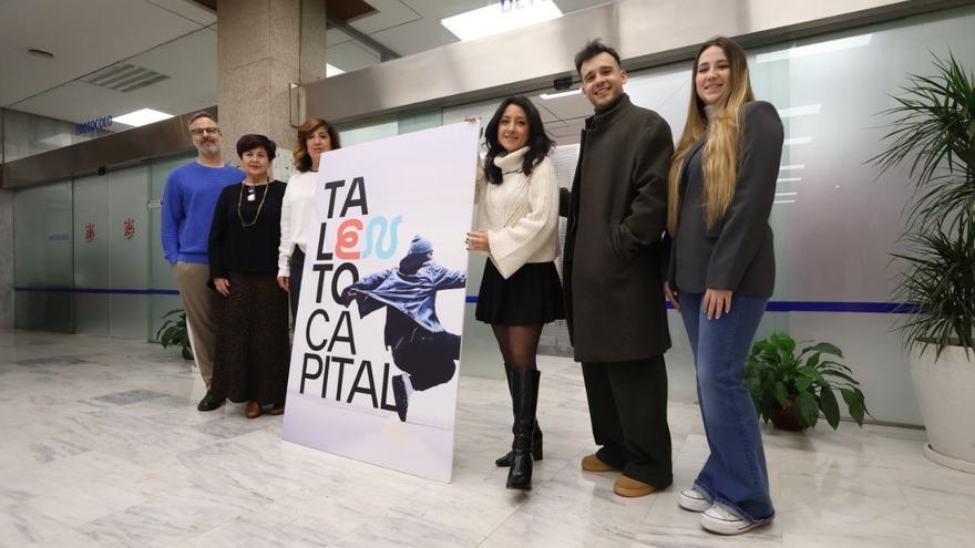 La teniente de alcalde delegada de Juventud, Cintia Bustos, presenta Talento Capital, una iniciativa para potenciar el talento joven local. / RAFAEL MELLADO
