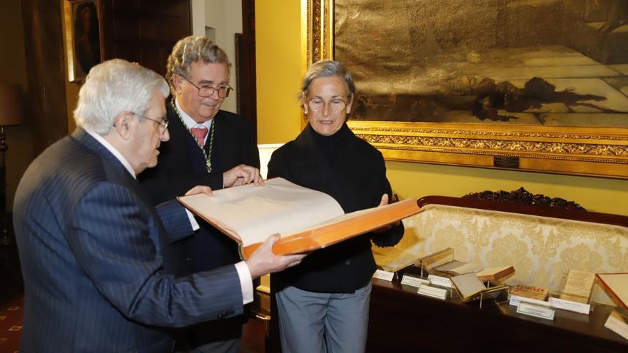 Bartolomé del Valle recibe el depósito de libros en el antiguo Rectorado. / A. J. GONZÁLEZ