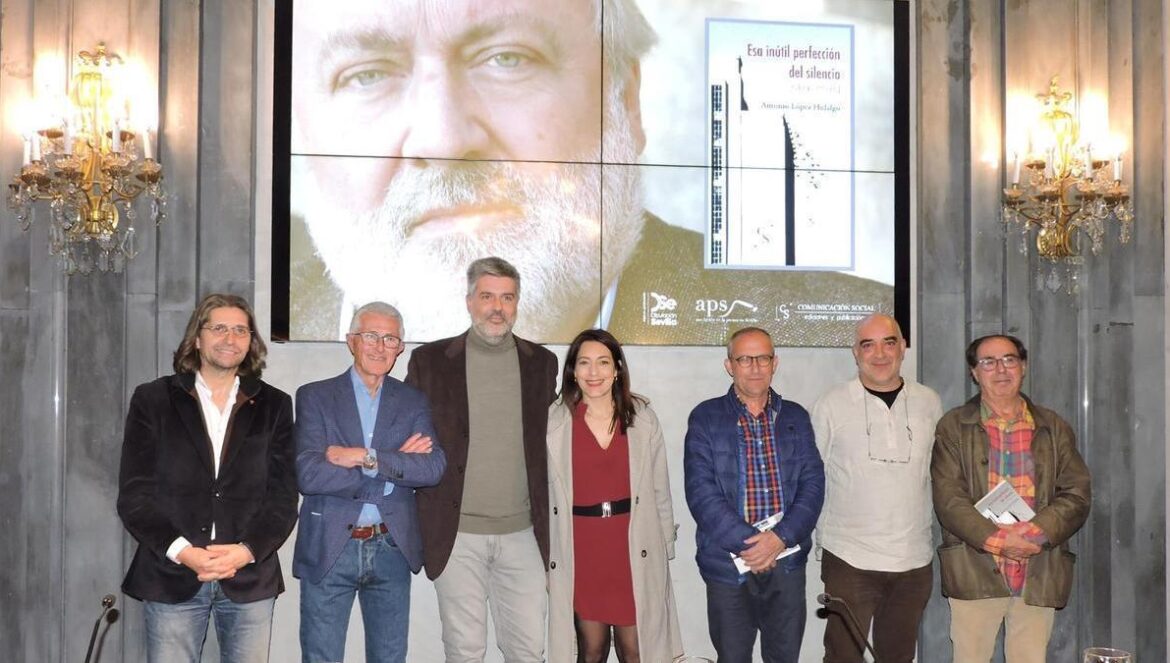 Presentación del libro póstumo 'Esa inútil perfección del silencio' de Antonio López Hidalgo.