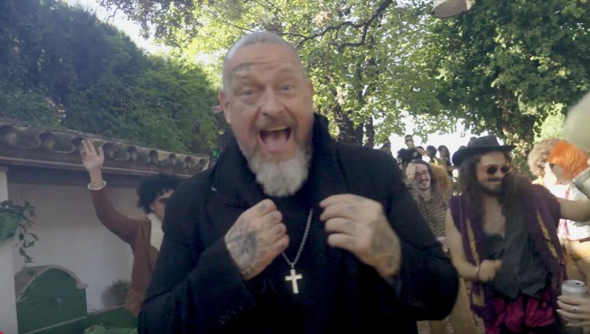 Andreas Lutz, en el videoclip de 'Something sweet'.