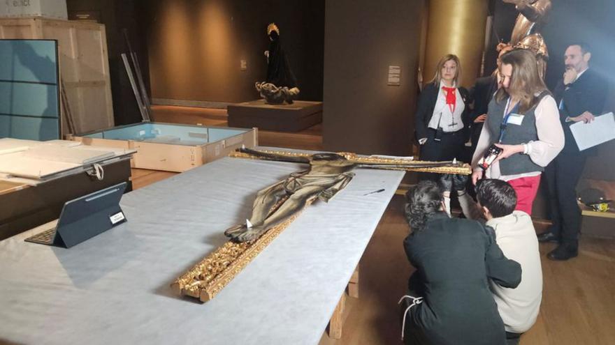 Operarios del Museo del Prado embalan la obra para su viaje de vuelta. / CÓRDOBA
