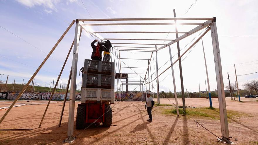 Montaje de las carpas para el festival en el recinto de El Arenal. / Manuel Murillo