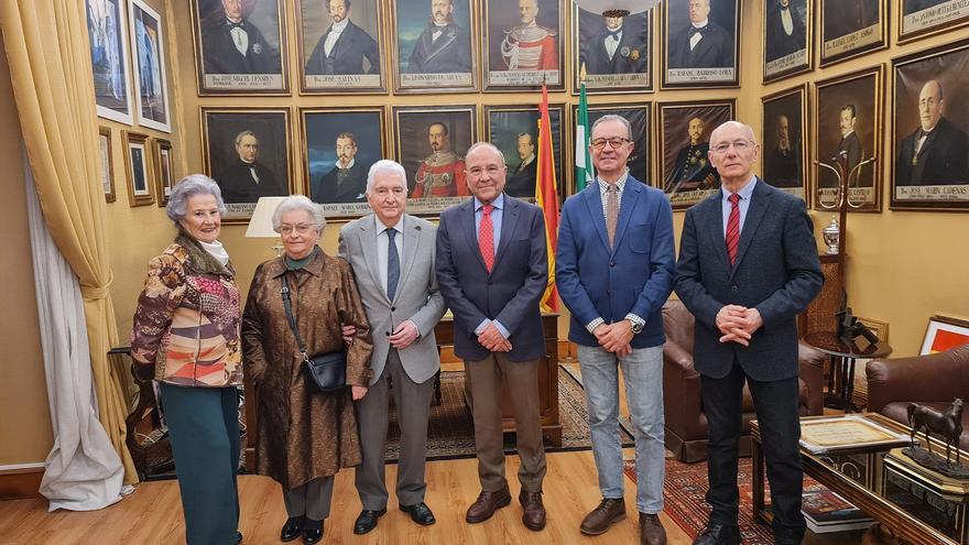 Familiares de Pablo García Baena junto a Pedro López, Nicolás de Bari Millán y Manuel Gahete, presidente, vicepresidente y consiliario de Cultura del Real Círculo de la Amistad, respectivamente, en la sala de juntas de la entidad. / CÓRDOBA