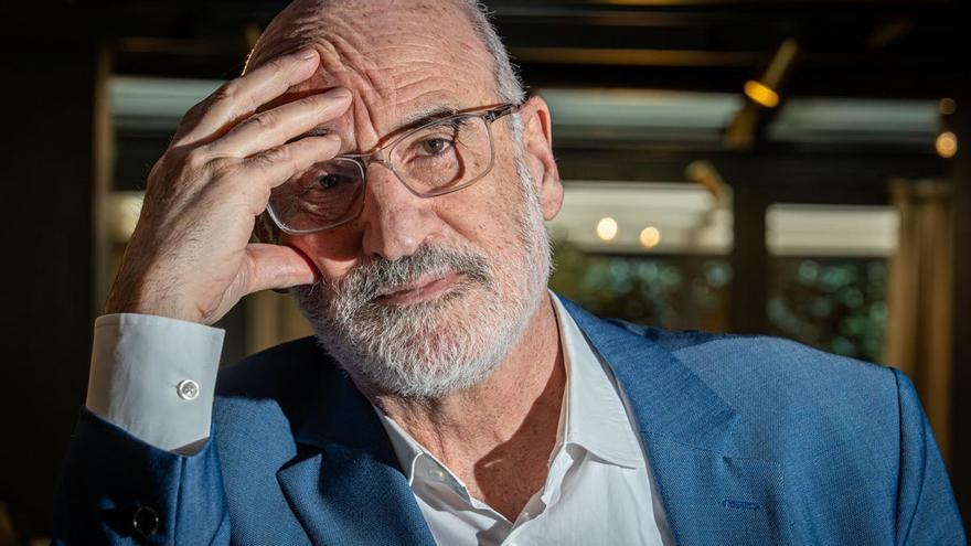 El escritor vasco afincado en Alemania Fernando Aramburu en el Hotel Gallery. / MANU MITRU