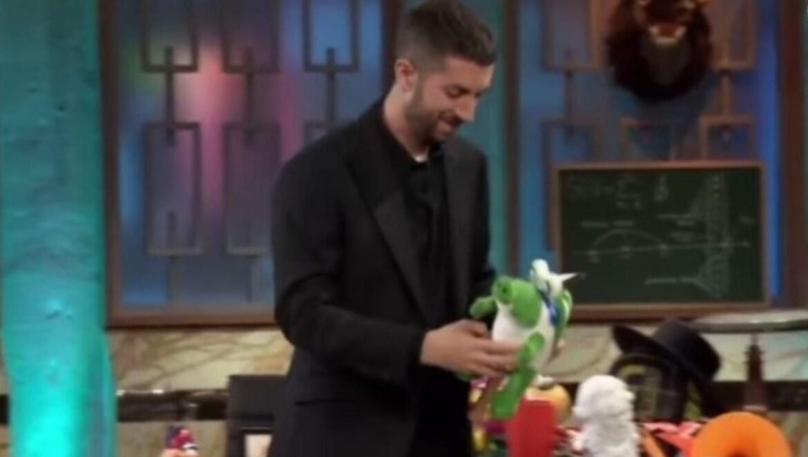 David Broncano junto al peluche de Koki / TVE