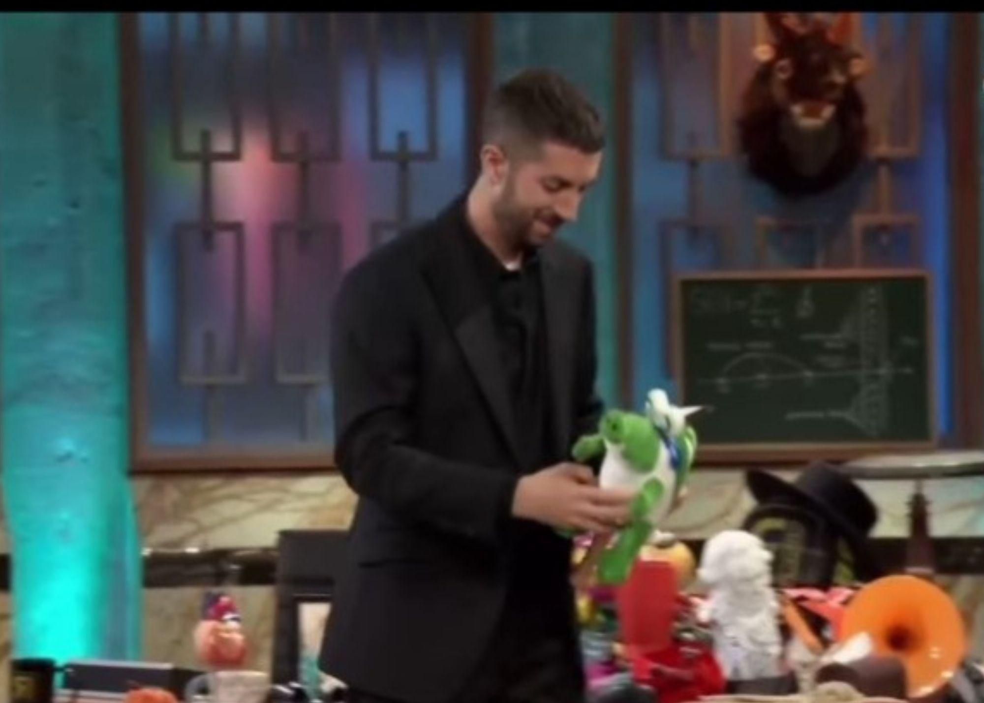 David Broncano junto al peluche de Koki / TVE