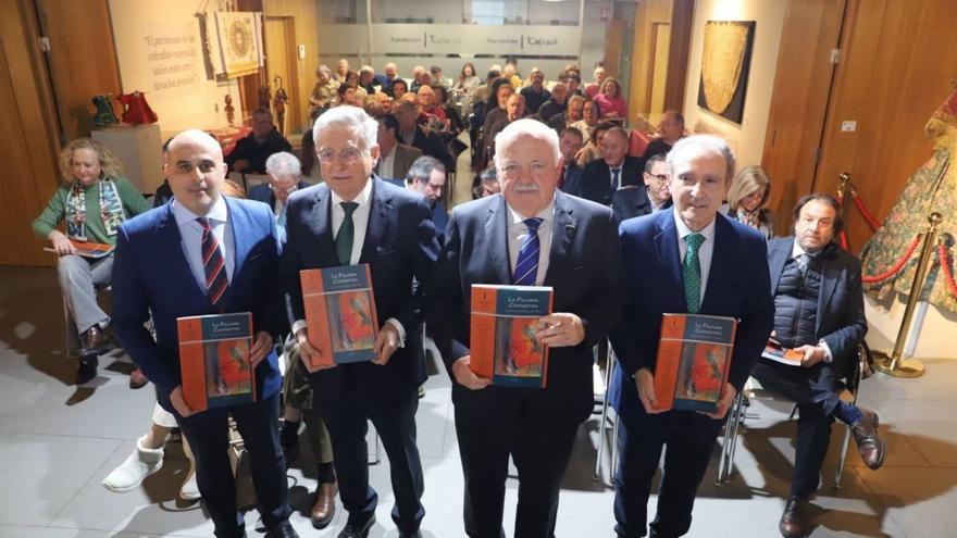El delegado de la Fundación Cajasol, Juan Manuel Guerrero; el presidente de la Audiencia, Francisco Sánchez Zamorano; el presidente del Parlamento andaluz, Jesús Aguirre, y el editor de Ánfora Nova, José María Molina. / Víctor Castro