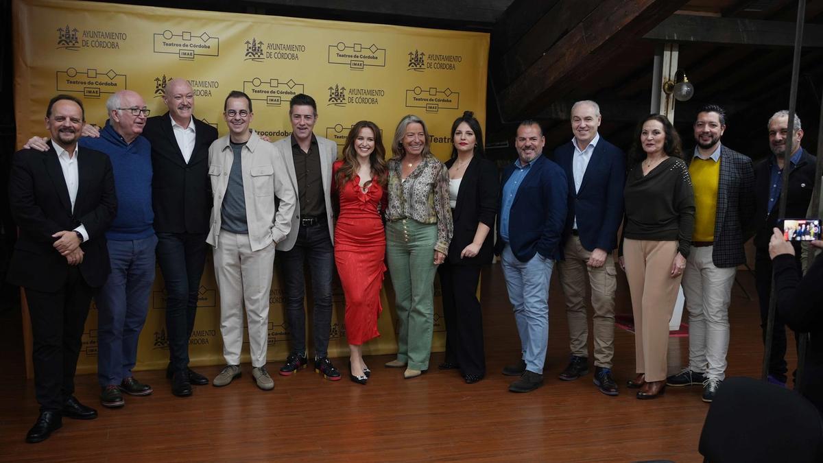 Foto de familia en la presentación de 'La Traviata'.