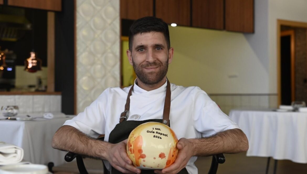 Paco Villar, chef de Terra Olea, posa con el Sol Repsol / Juan Ayala