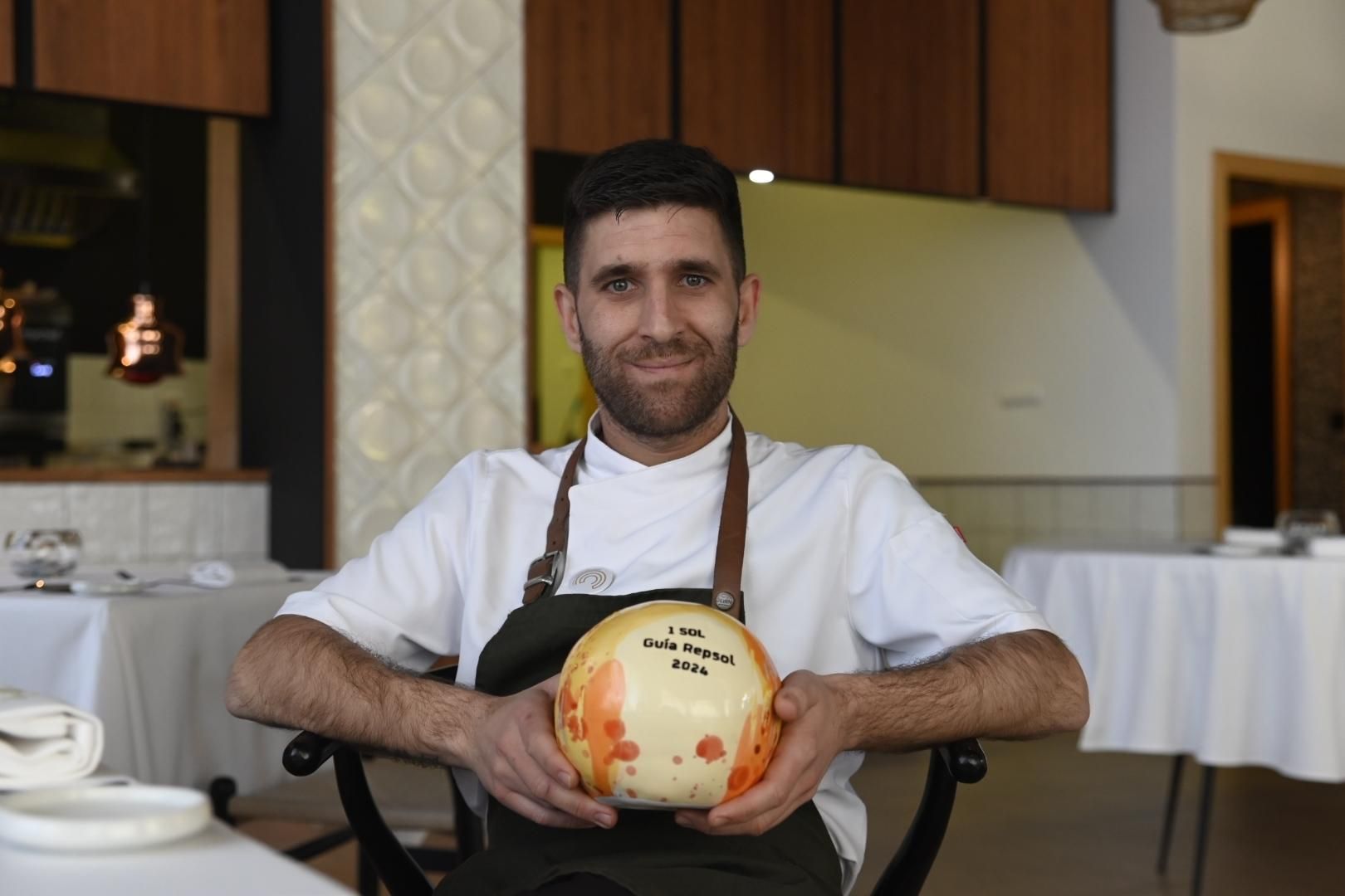 Paco Villar, chef de Terra Olea, posa con el Sol Repsol / Juan Ayala