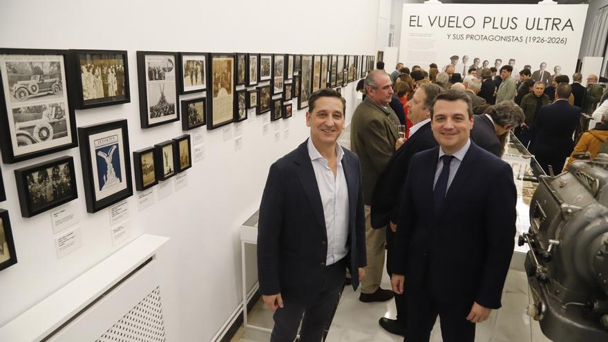 El comisario de la exposición, Juan Manuel Fernández, junto al alcalde de Córdoba, José María Bellido, en la inauguración de la muestra. / A.J. GONZÁLEZ