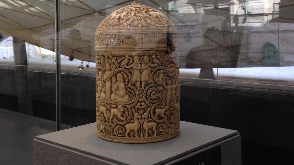La Píxide de al-Muguira, expuesta en el Louvre. La Cierva de Medina Azahara. Detalle de la Píxide de al-Muguira. El primer 'dirham' del califato de Abderramán III.