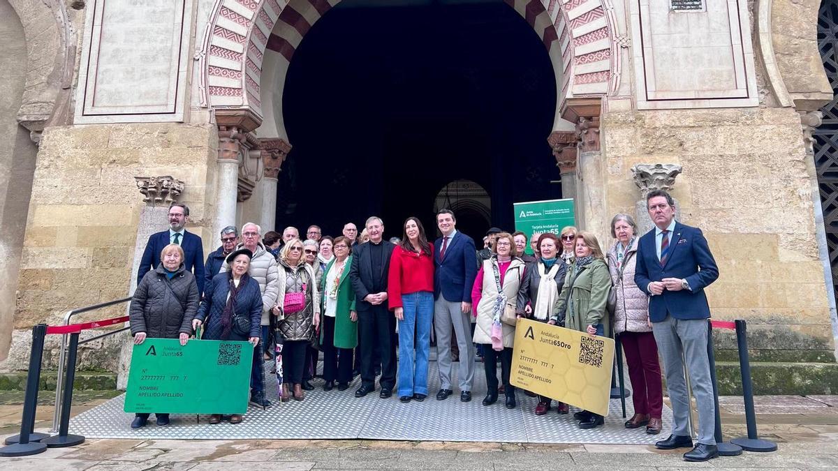 Foto de familia realizada tras la firma del convenio que permite extender hasta finales de 2027 el descuento del 100% en la entrada al Monumento Mezquita-Catedral de Córdoba a todas las personas titulares de la Tarjeta Andalucía Junta 65.