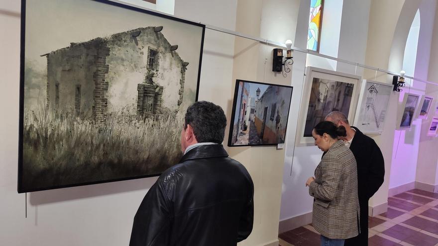 El público contempla las obras expuestas. / A.M.C.