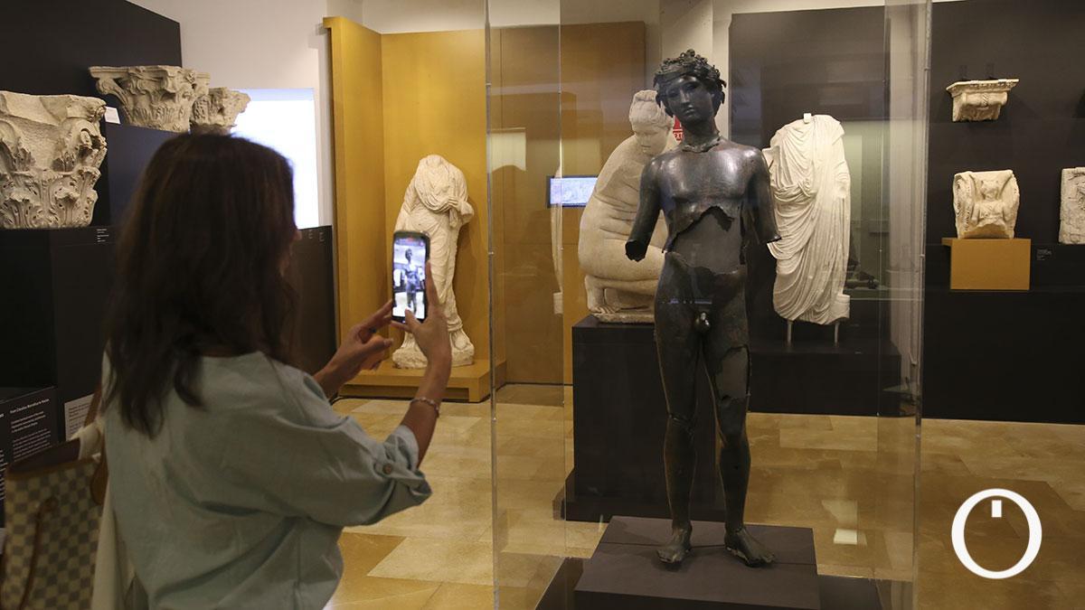 Los efebos, en el Museo Arqueológico de Córdoba. Álex Gallegos