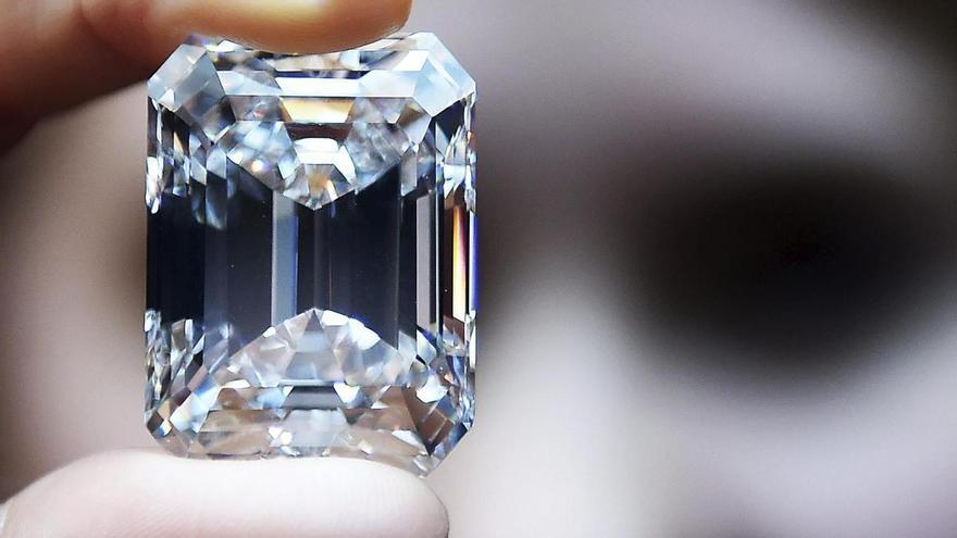 Subasta de un diamante perfecto de talla esmeralda, en Londres en 2015. / EFE