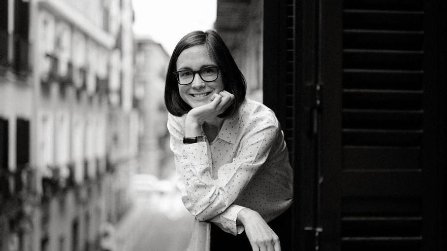 La escritora y periodista Inés Martín Rodrigo, retratada en su domicilio. / José Luis Roca