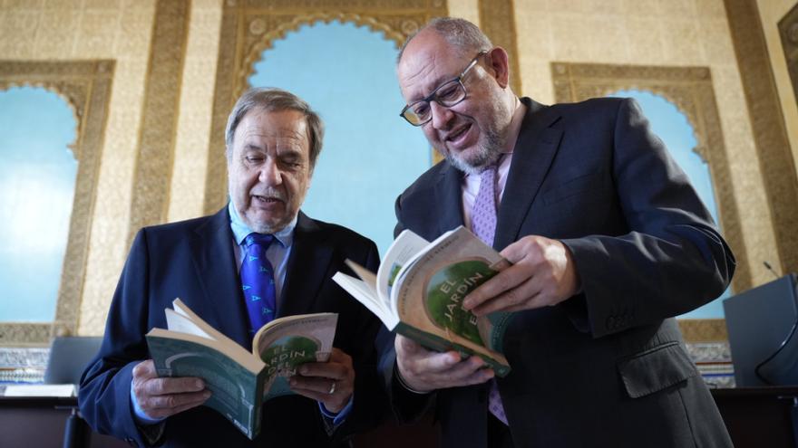Esteban Hernández y Manuel Torralbo hojeando el libro. / CÓRDOBA