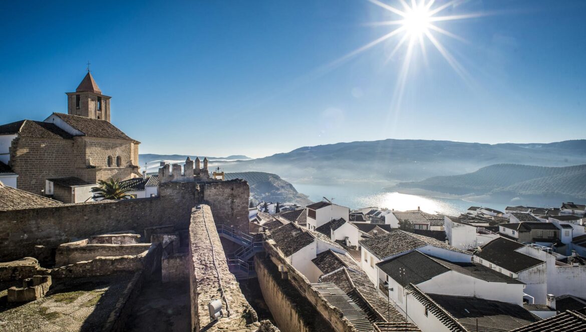 Panorámica de Iznájar / Mancomunidad De La Subbética