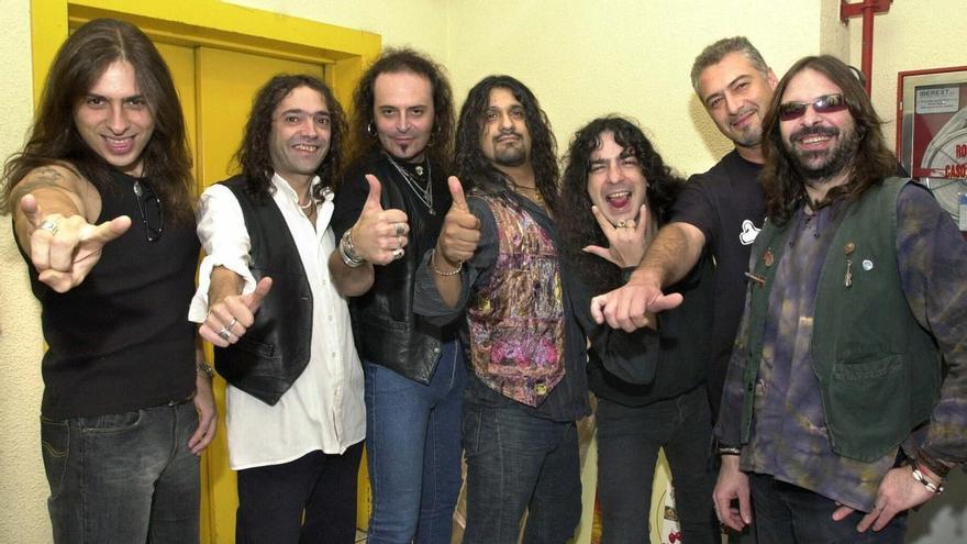 Sergio, Kiskilla, Carlos, José, Frank, Fernando y Mohamed (izda-dcha), componentes del grupo musical Mago de Oz, posan ante las cámaras durante la presentación en Madrid de "Gaia" en el año 2003. / EFE