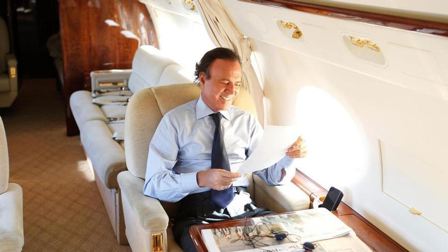 Fotografía de archivo de Julio Iglesias en su avión privado. / EFE