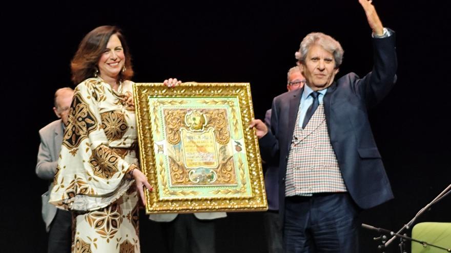 Manuel de Paula recibe el cordobán de La Soleá en la 45 Semana Cultural Flamenca. / ELISA MANZANO