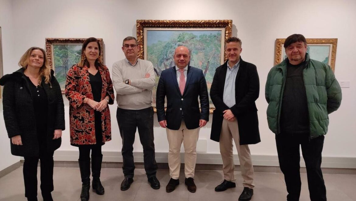 Duque (centro) visita la renovación de la exposición permanente de Rafael Botí.