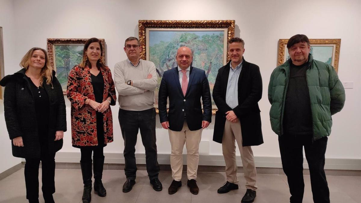 Duque (centro) visita la renovación de la exposición permanente de Rafael Botí.