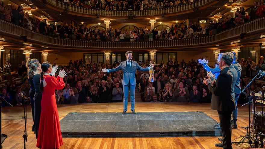 Paco Montalvo recibe la ovación del público en el Palau de la Música de Barcelona. / CÓRDOBA