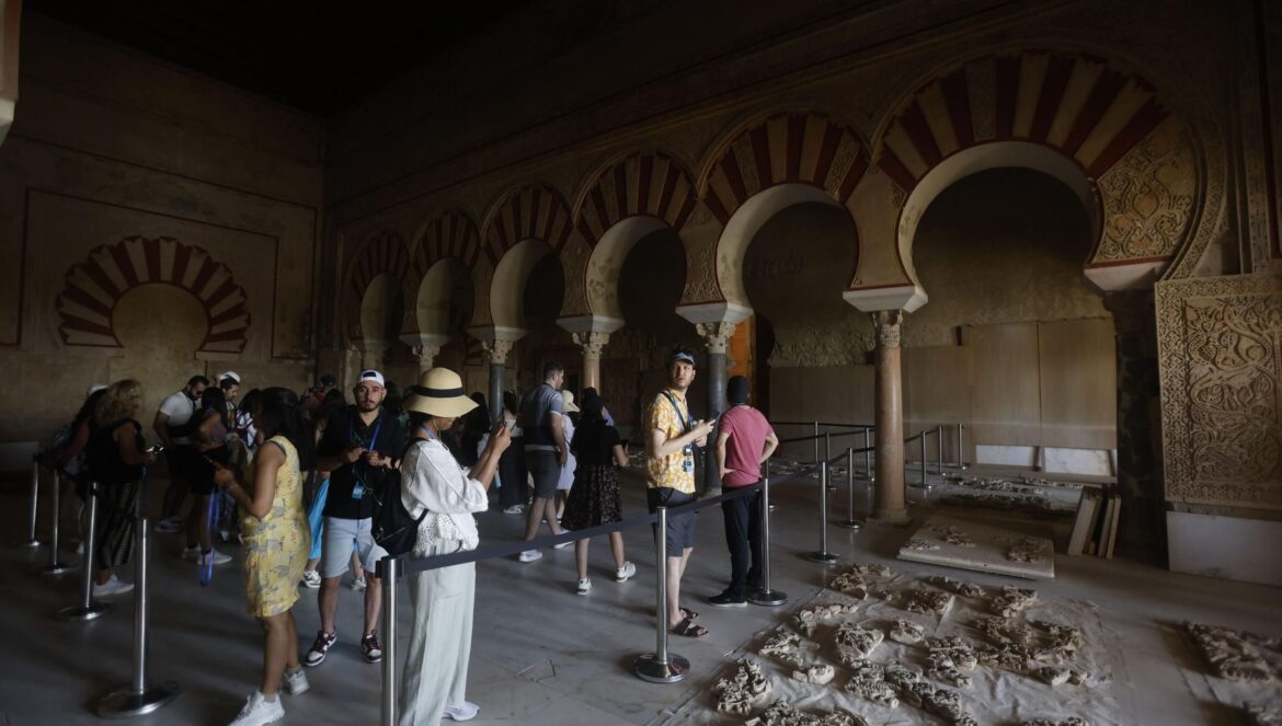Visitantes en el Salón Rico de Medina Azahara / Salas / EFE