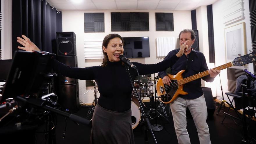 Marisol Membrillo, en un momento del ensayo del espectáculo tributo a Alaska. / Manuel Murillo