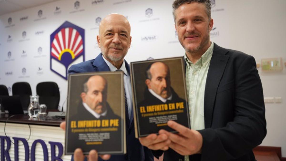 Joaquín Roses e Israel Muñoz en la presentación del libro 'El infinito en pie: ocho poemas de Góngora comentados'.