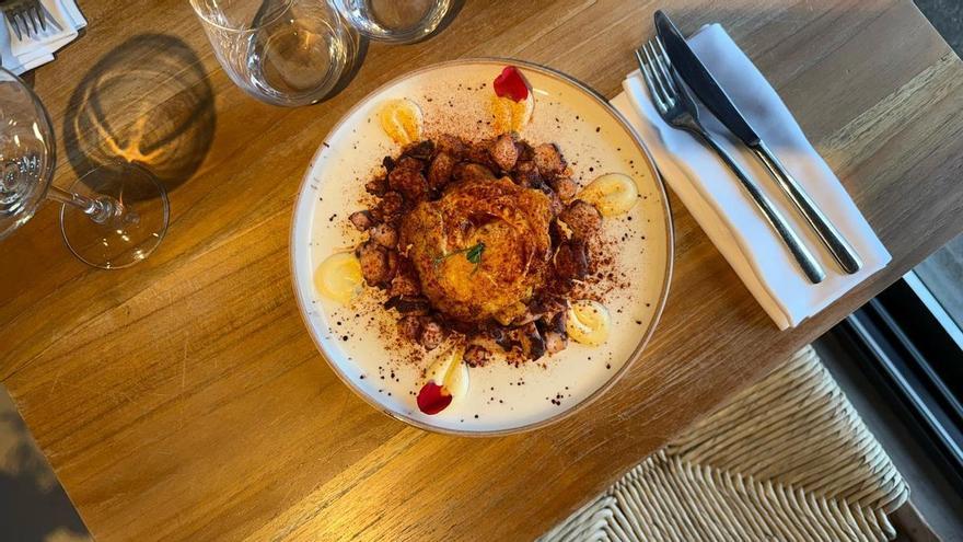 Pulpo con huevo frito, patatas y pimentón del restaurante Primera Vaca. / REDACCIÓN