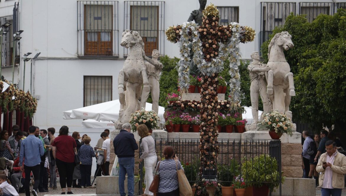 Varias personas en la Cruz de Santa Marina / El Día