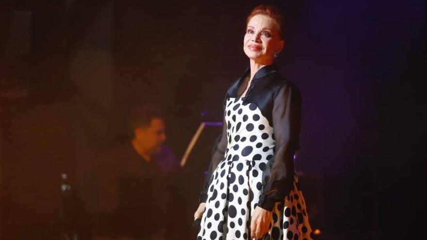 Paloma San Basilio, en un momento de su actuación en el Gran Teatro de Córdoba. / VÍCTOR CASTRO