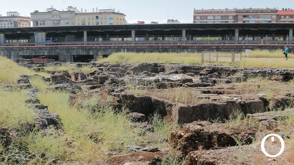 Enclave arqueológico de Cercadilla, abordado en el libro Vista de las nuevas Avenidas de Vallellano y del Corregidor. Plaza de las Tendillas en 1930. La imagen muestra su lado oeste, con algunos de los edificios aún hoy existentes en construcción y, a la derecha, el arranque de la calle Cruz Conde.