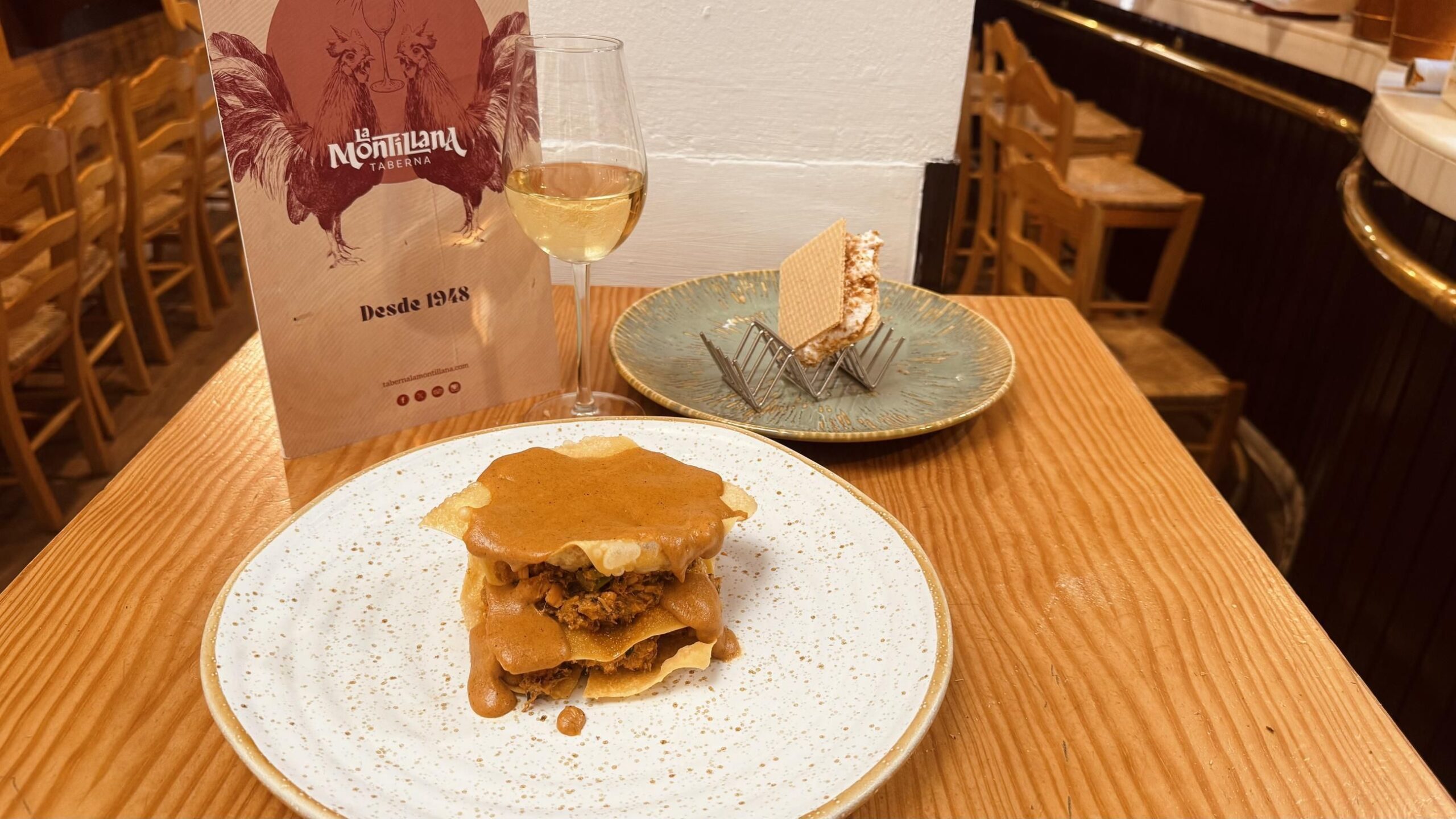 Lasaña crujiente de salmón y espárragos con bechamel esparragada y "helado" al corte de membrillo y cacahuete con miel / Taberna La Montillana