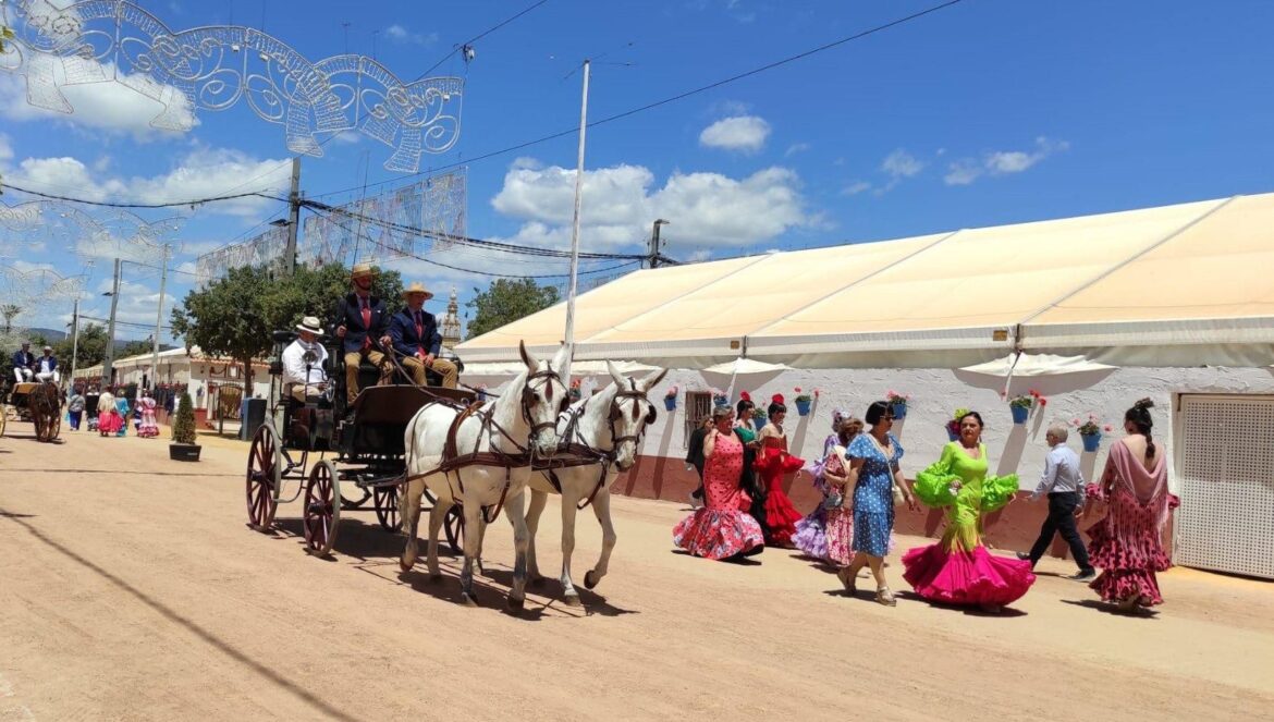 Ambiente en una calle de la Feria de Córdoba. / E. P.
