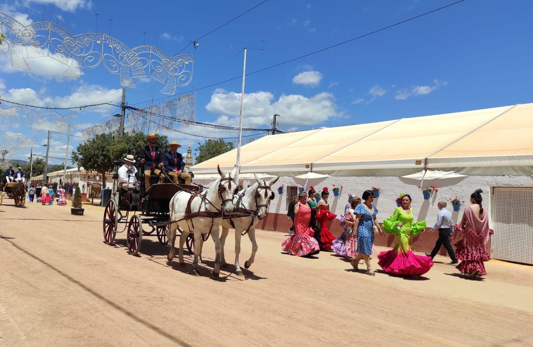 Ambiente en una calle de la Feria de Córdoba. / E. P.