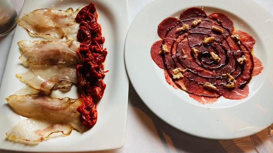 Papada con pimiento de cristal, a la izquierda, y carpacho de presa, 'foie' y vinagreta del Condado de Huelva. / REDACCIÓN