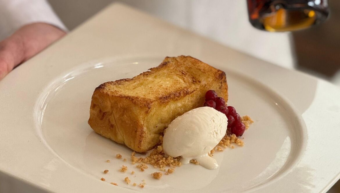 Torrija caramelizada y helado de vainilla / Entre Fogones