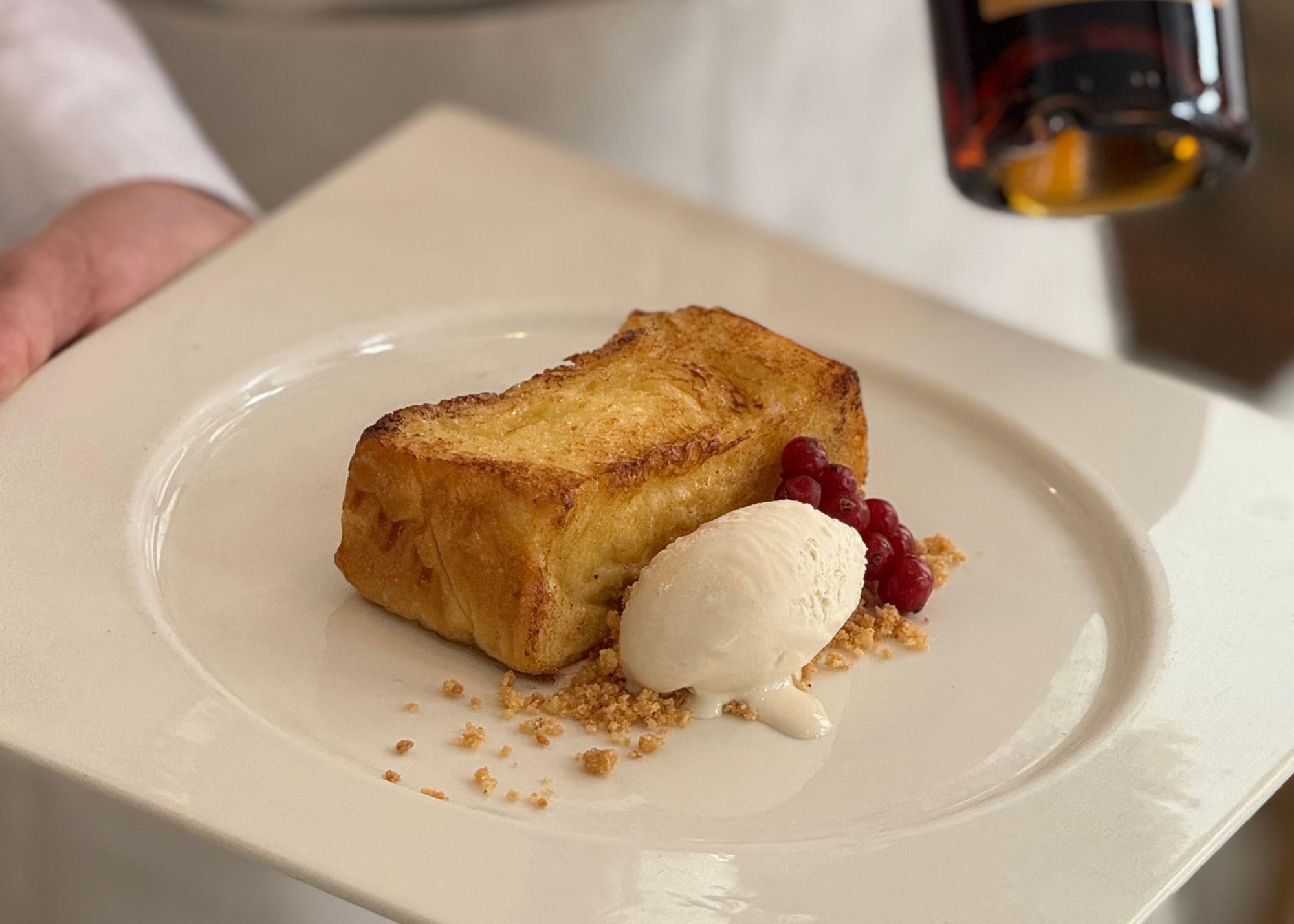 Torrija caramelizada y helado de vainilla / Entre Fogones